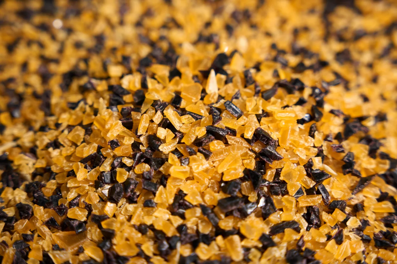 Coloured acetate chips for a mottled effect.