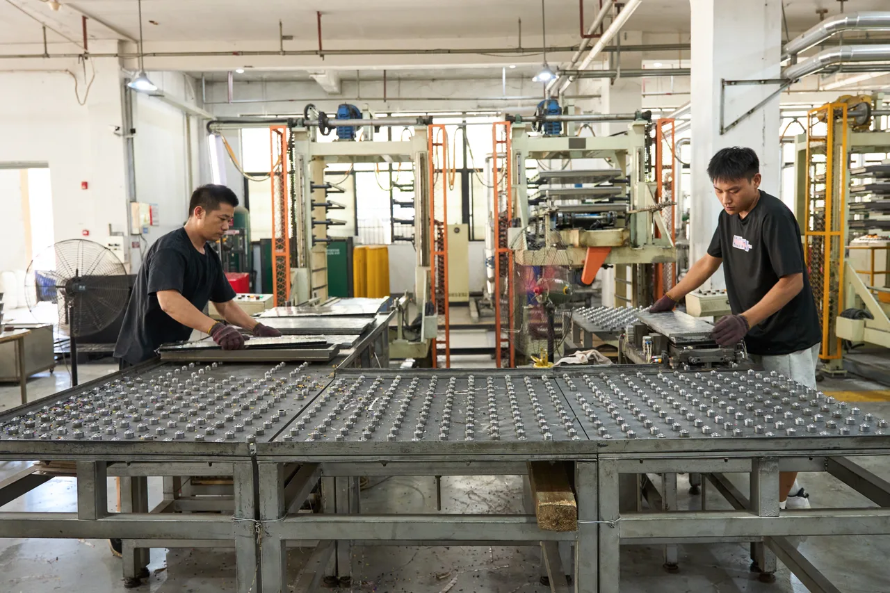 Preparing sheets in an acetate production workshop.