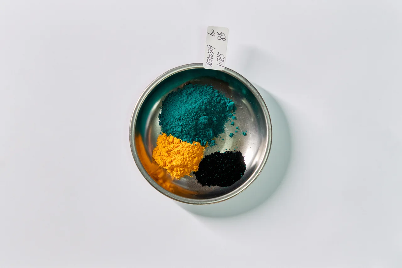 Green, yellow and black pigment formulation.