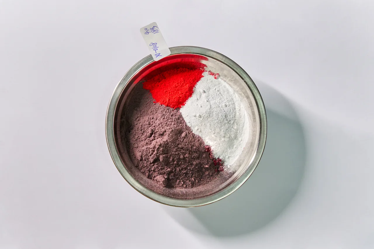 Red and neutral pigments on a formulation tray.