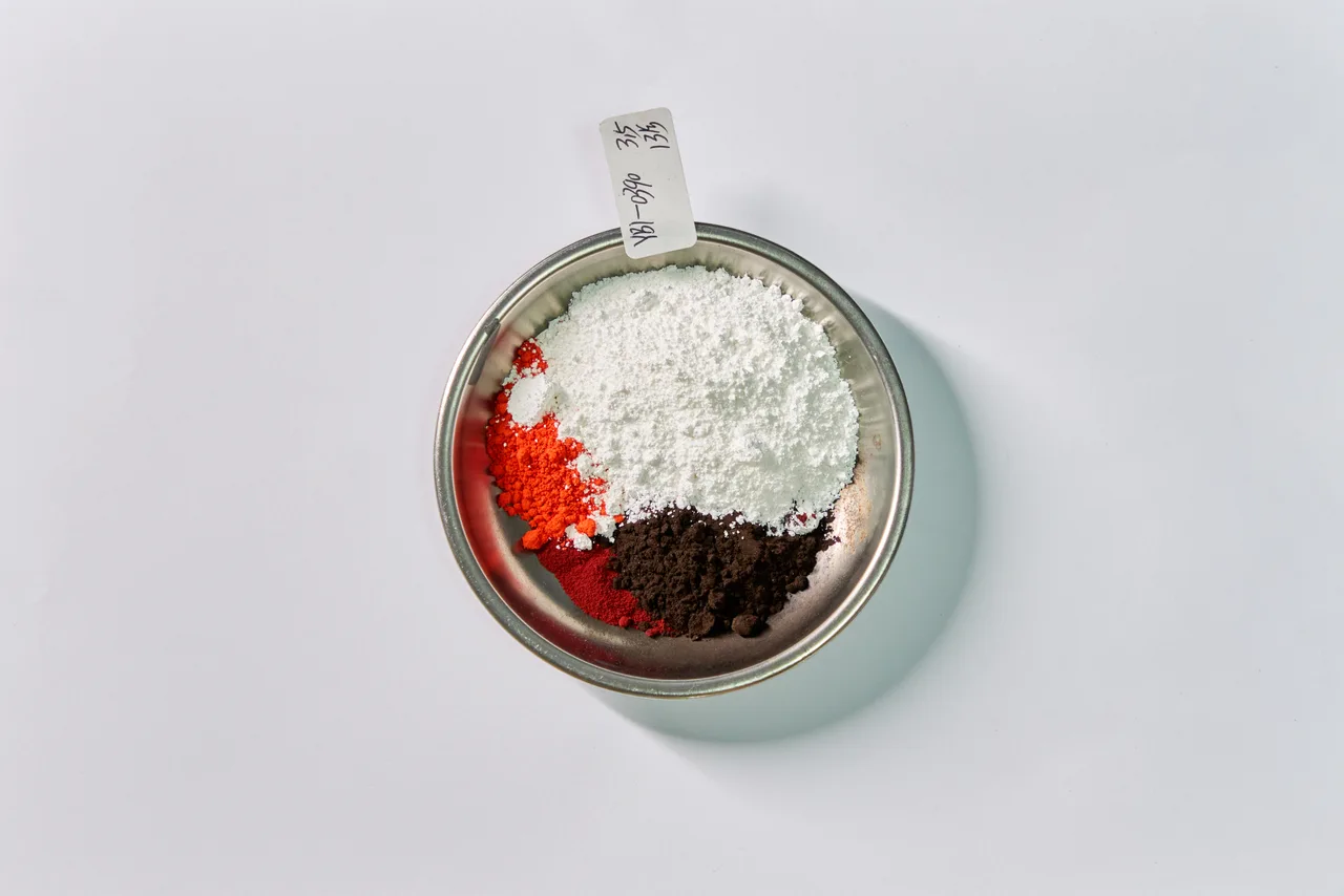 Warm colours prepared for the material mixture.