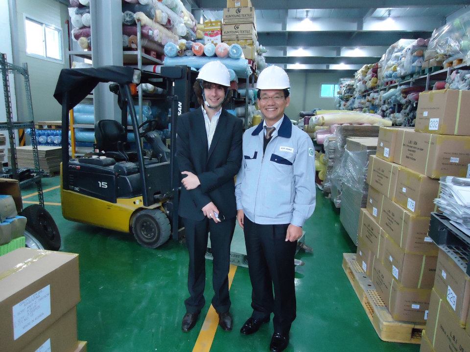 Lucas Milossi durante una visita a una fábrica en Daegu, Corea del Sur, alrededor de 2009
