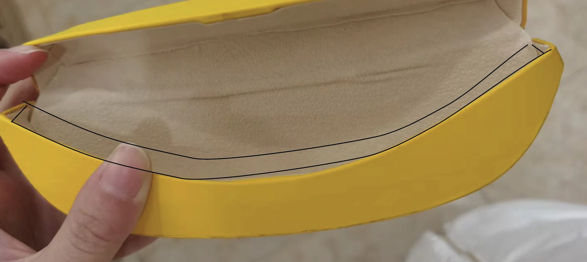 Prototipo giallo aperto con una correzione disegnata lungo il bordo interno