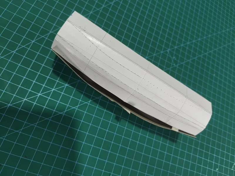Prototipo volumetrico bianco del Banana Case su un tappetino da taglio verde