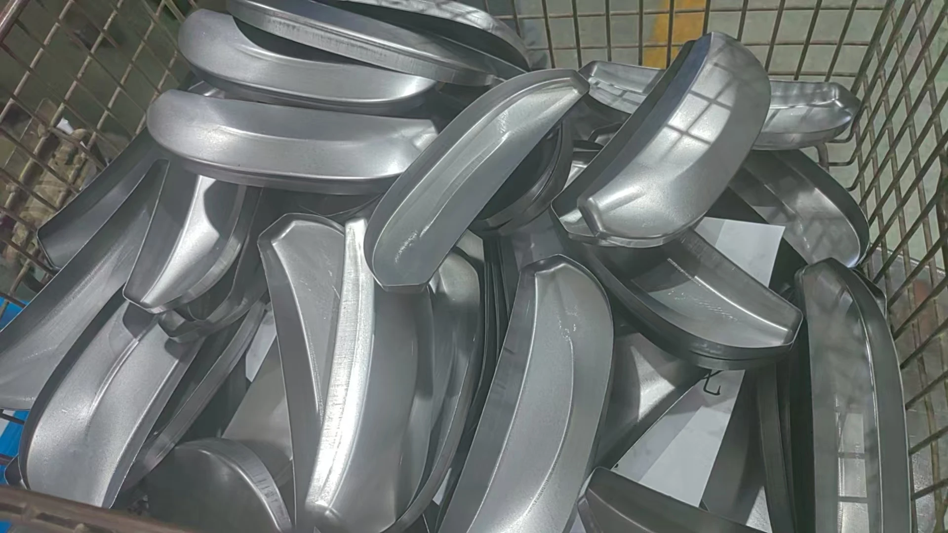 Gusci metallici del Banana Case durante lo sviluppo della produzione