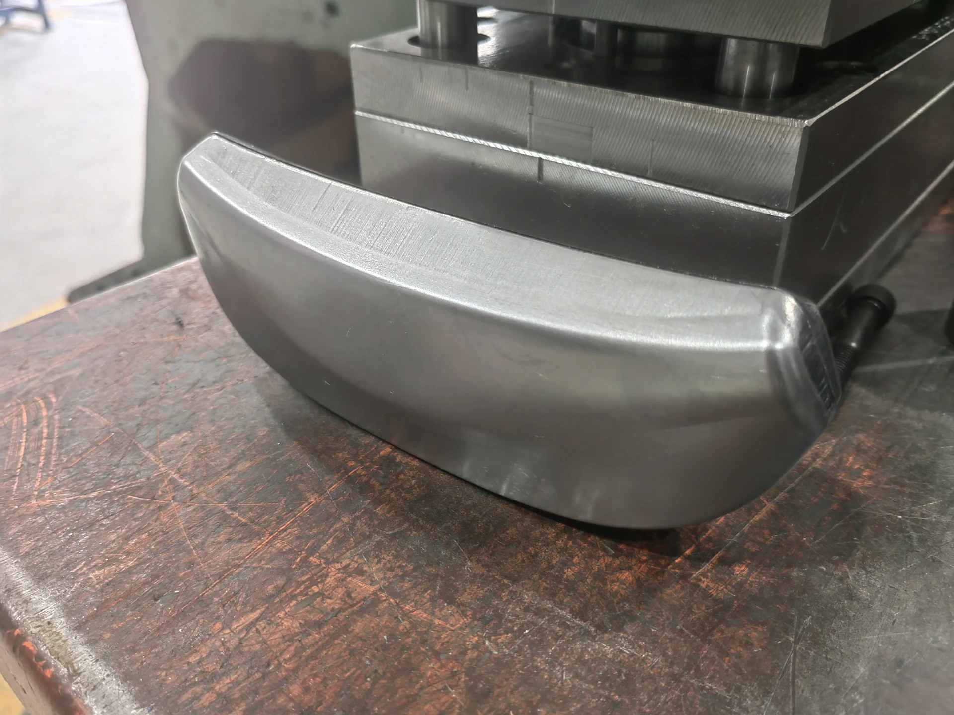 Gusci metallici curvi impilati su un banco in fabbrica