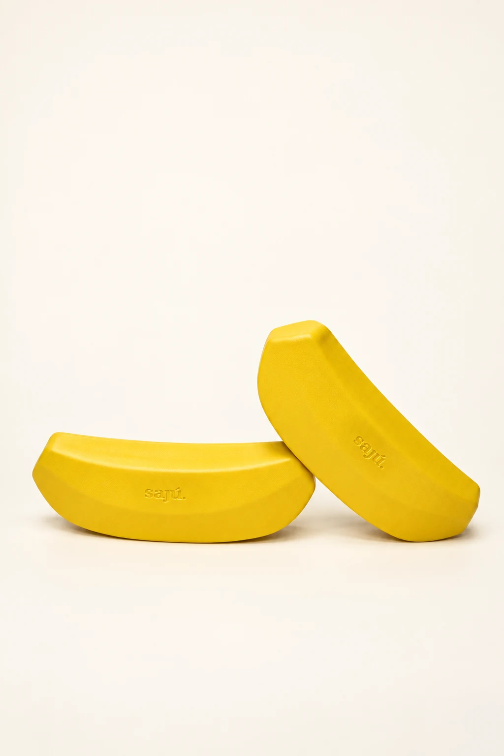Due Banana Case gialli finiti di Sajú con forme curve e loghi impressi