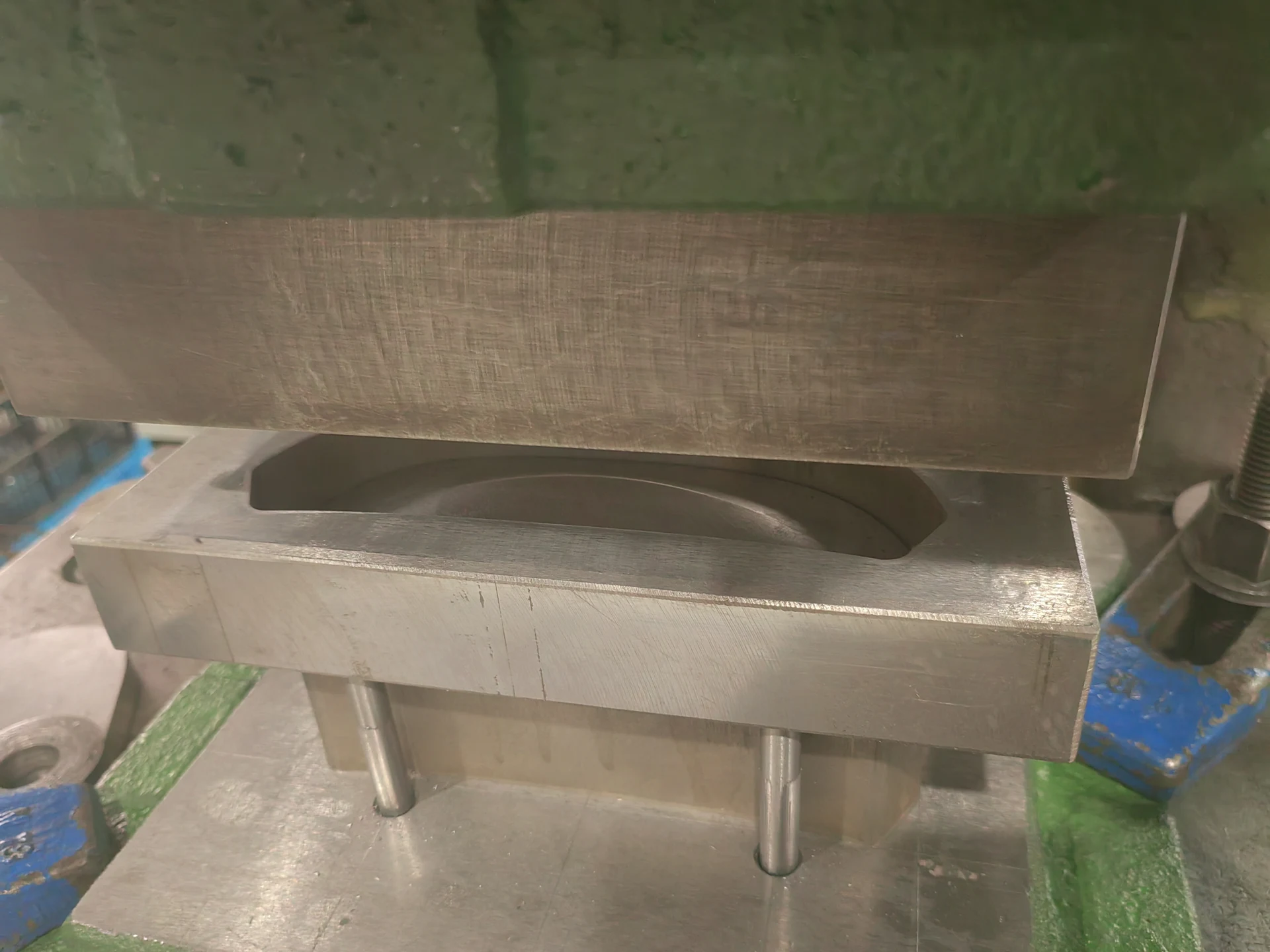 Stampo metallico a forma di banana sul banco di lavoro