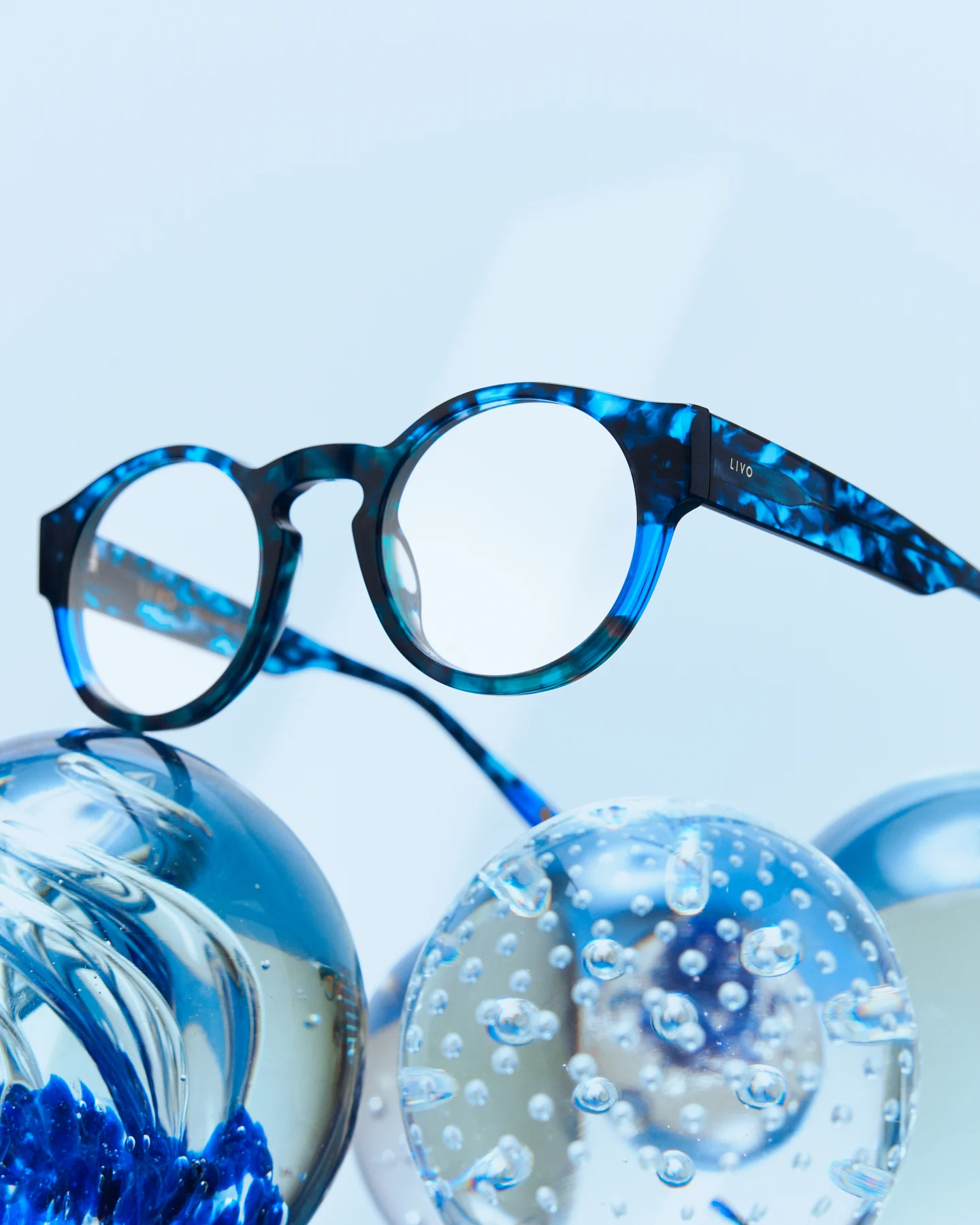 LIVO JULES Bonito in acetato blu, fotografato con sfere di vetro