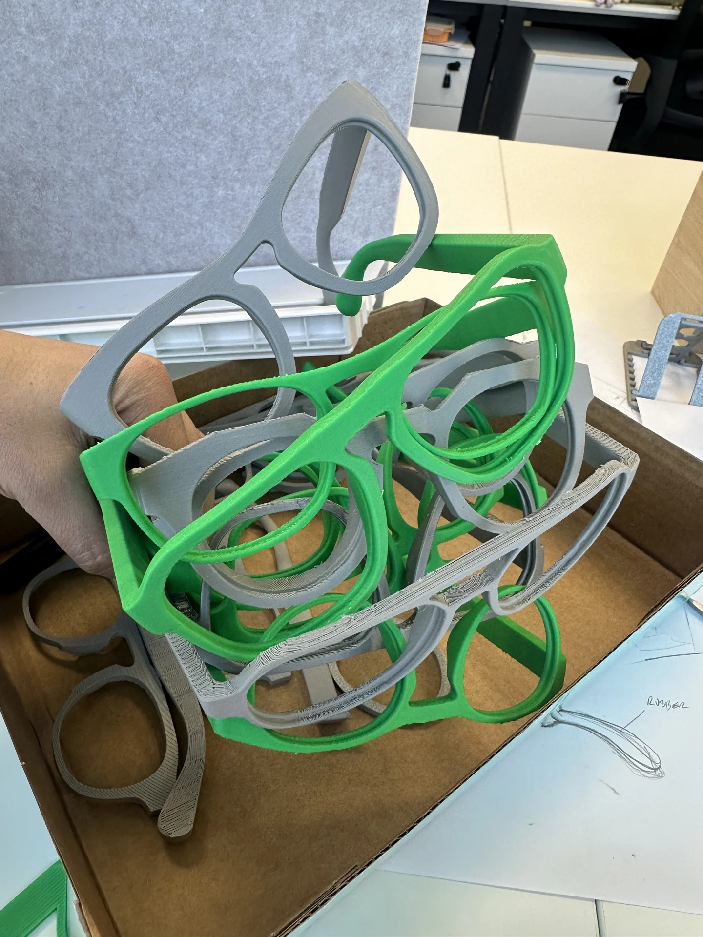 Prototipos de monturas grises y verdes durante el desarrollo
