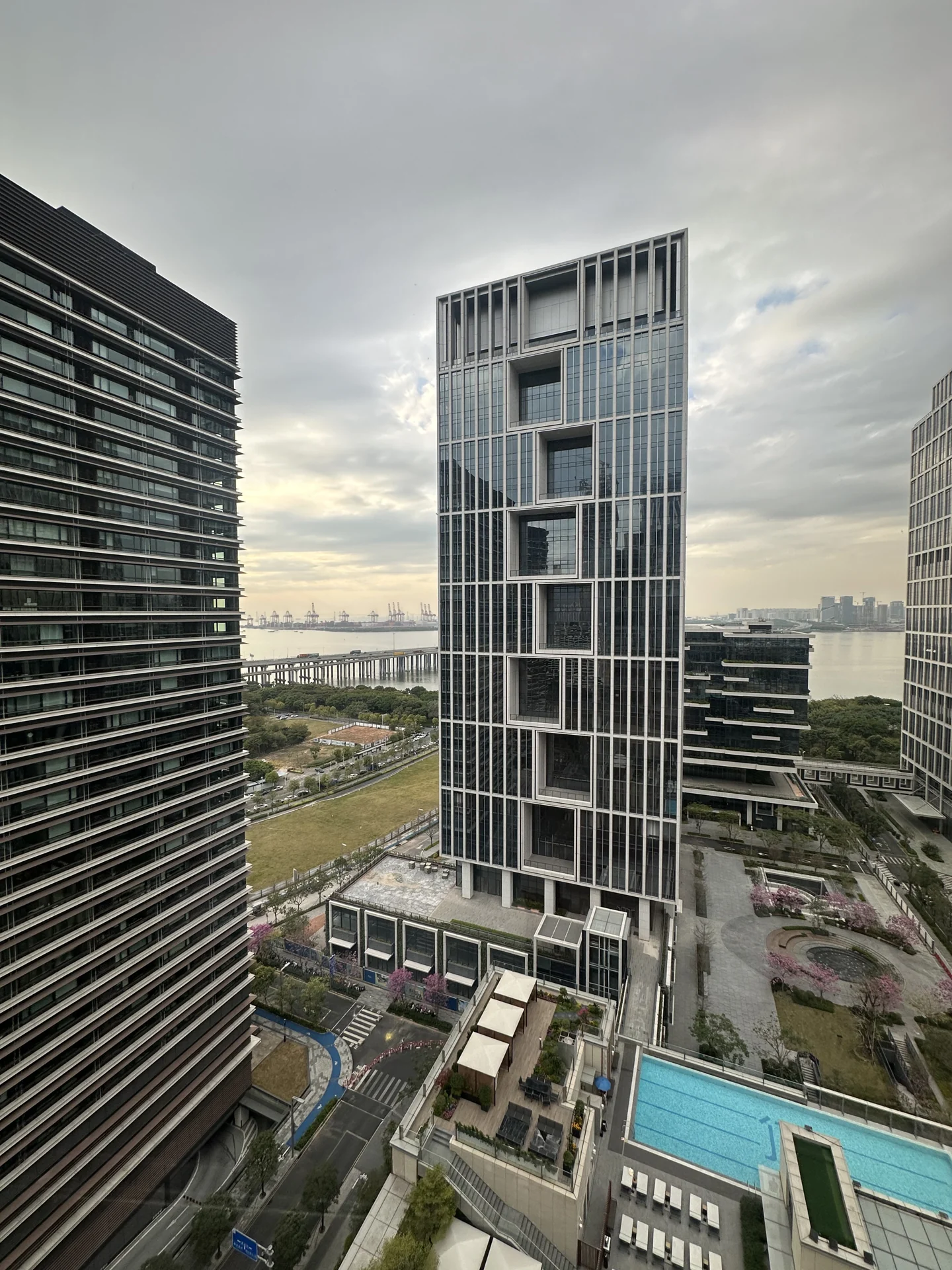 Vista de edificios contemporáneos y de la ciudad durante el viaje a Shenzhen