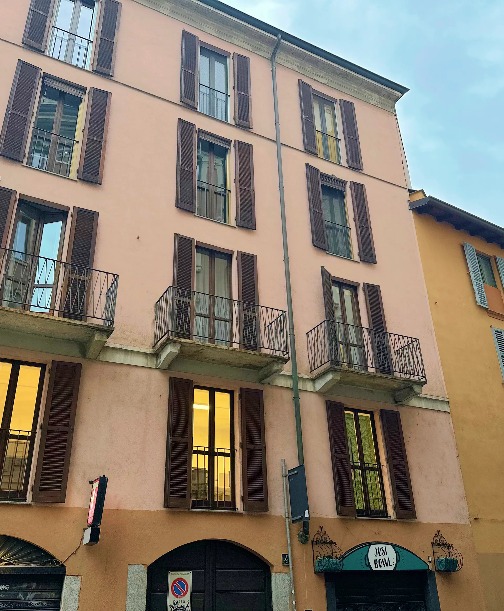 Exterior del edificio que alberga el estudio MILOSSI en Milán